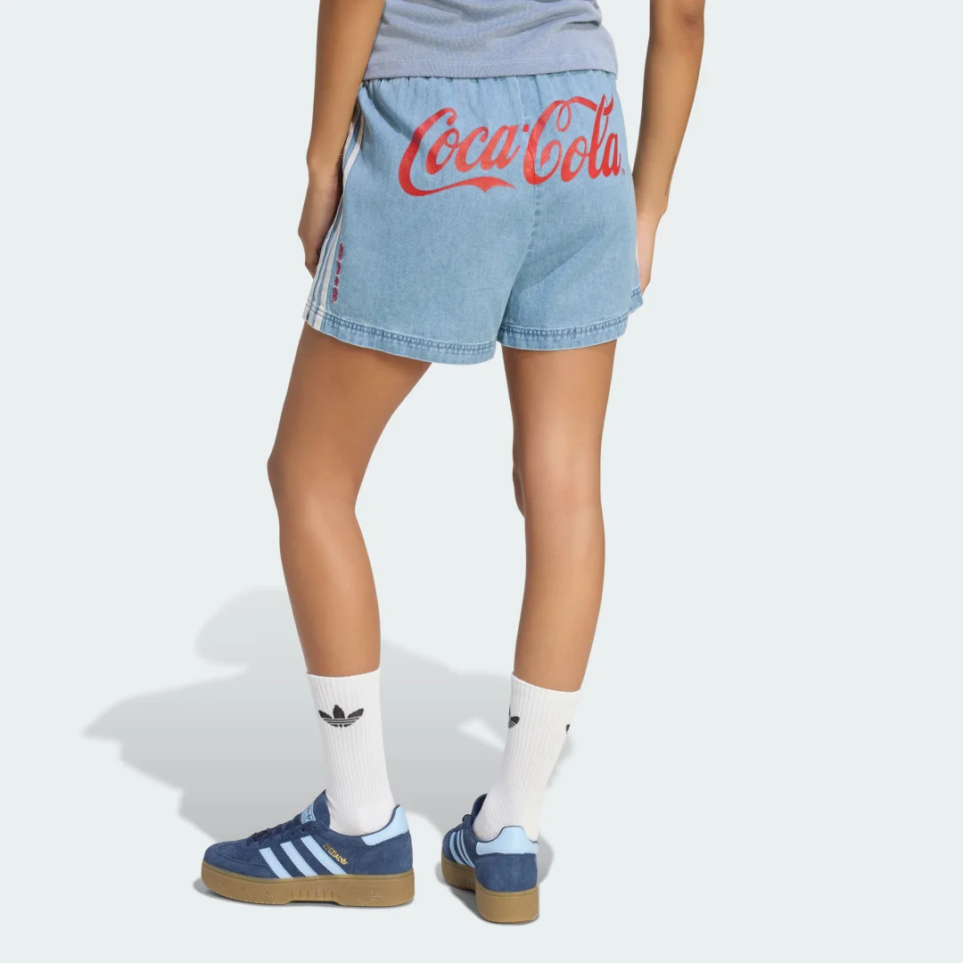 Detalle de ADIDAS X COCA-COLA DENIM JORTS – azul, una pieza de colección para outfits casuales