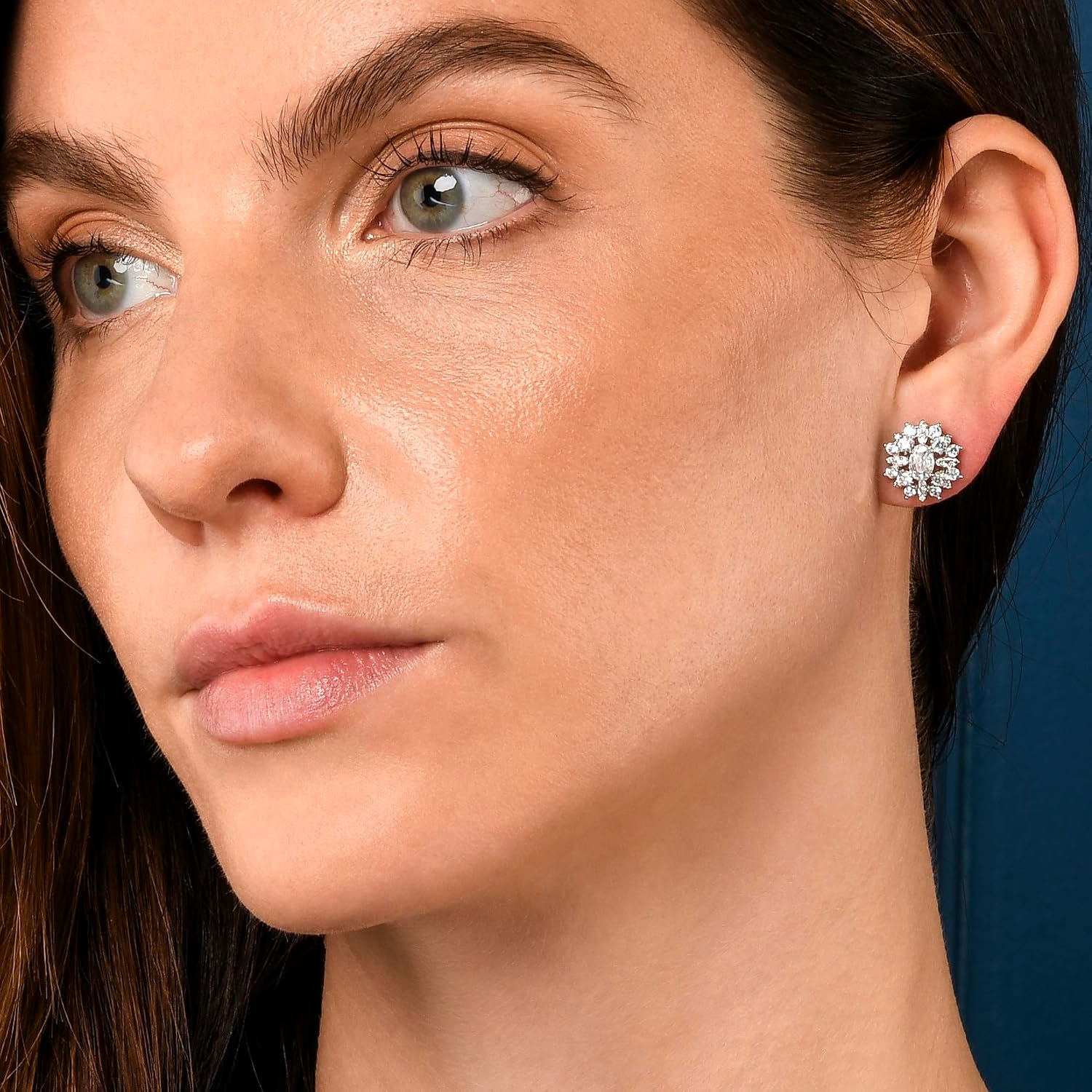 Detalle 2 de ZAVANA orecchini grandi da donna con zirconi cubici a bottone (oro o argento), design a fiore