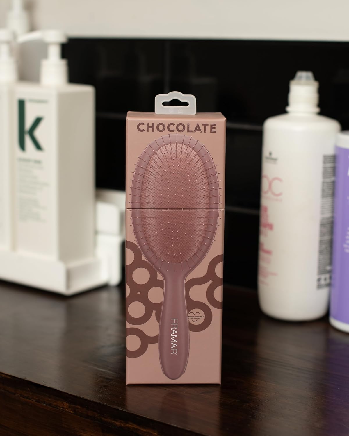 Detalle de FRAMAR Chocolate Hair Brush Detangler – Wet Hair