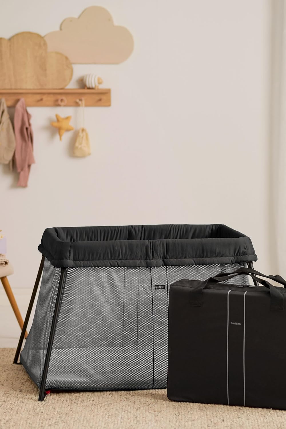 Thumbnail 1 de BabyBjörn Travel Cot Light + Fitted Sheet, Black