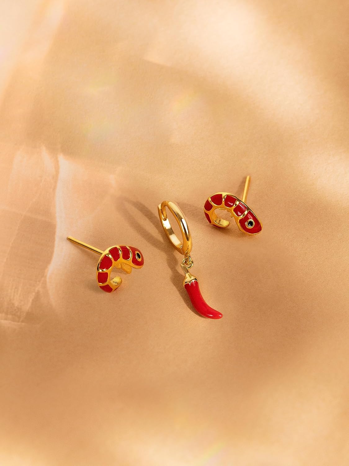 Detalle 2 de SINGULARU Orecchino Prawn Enamel 11,3 mm