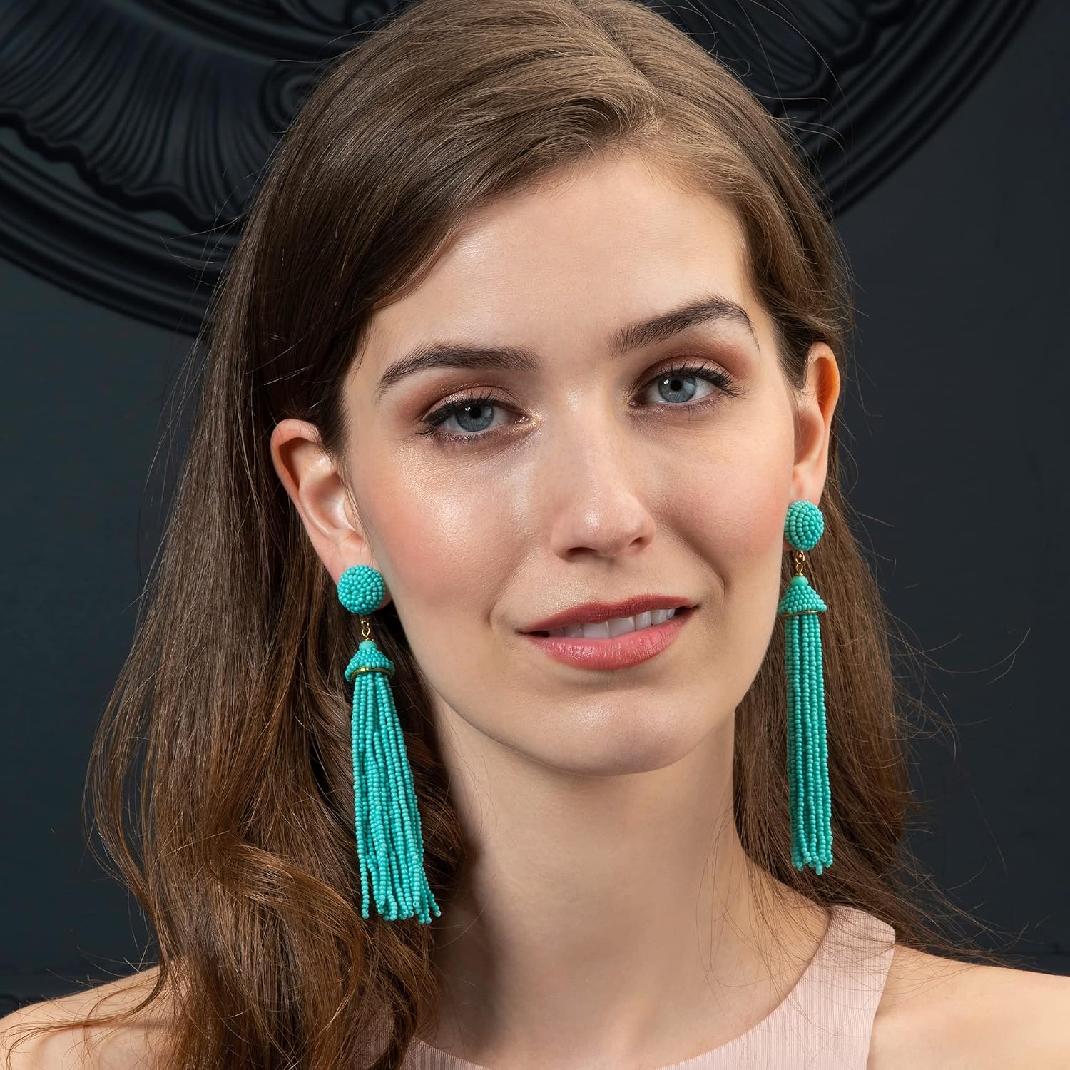 Detalle 2 de Zavana Orecchini lunghi boho chic con nappe e perline blu turchese, fatti a mano
