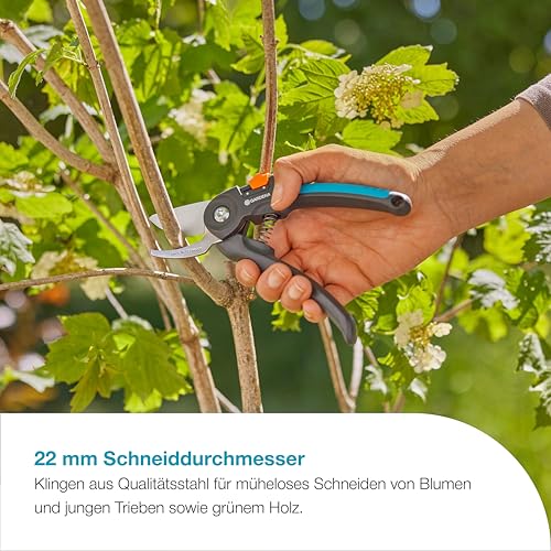 Detalle de Gardena PremiumCut Gartenschere, Bypass-Schnitt – Frisches Holz bis 22 mm, ergonomische Griffe, PowerCoating-Klingen