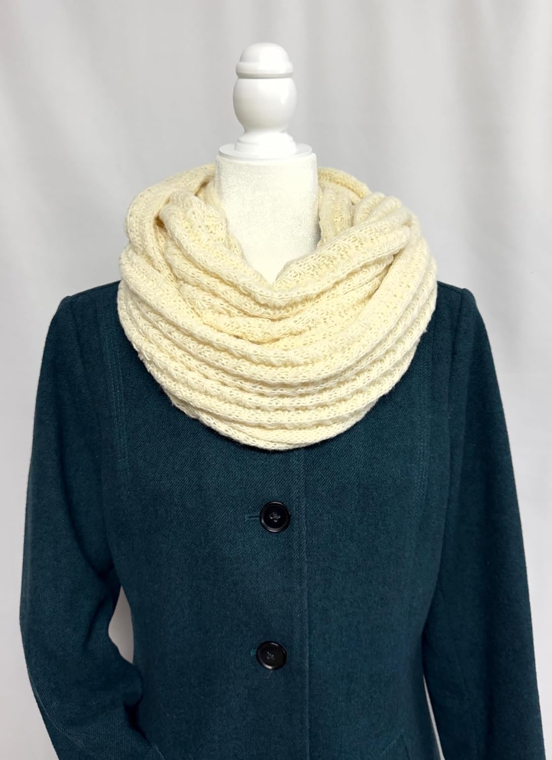 Detalle 2 de Humble Hilo Knitted Scarf 72-Inch