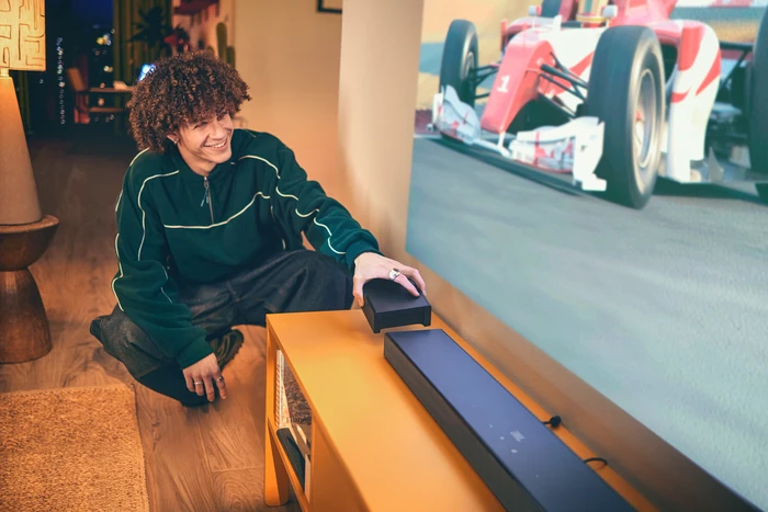 Thumbnail 24 de Philips Ambilight 77 Zoll OLED760 4K (2025) + JBL Bar 800 M2 Schwarz: TV-Set mit Surround-Sound
