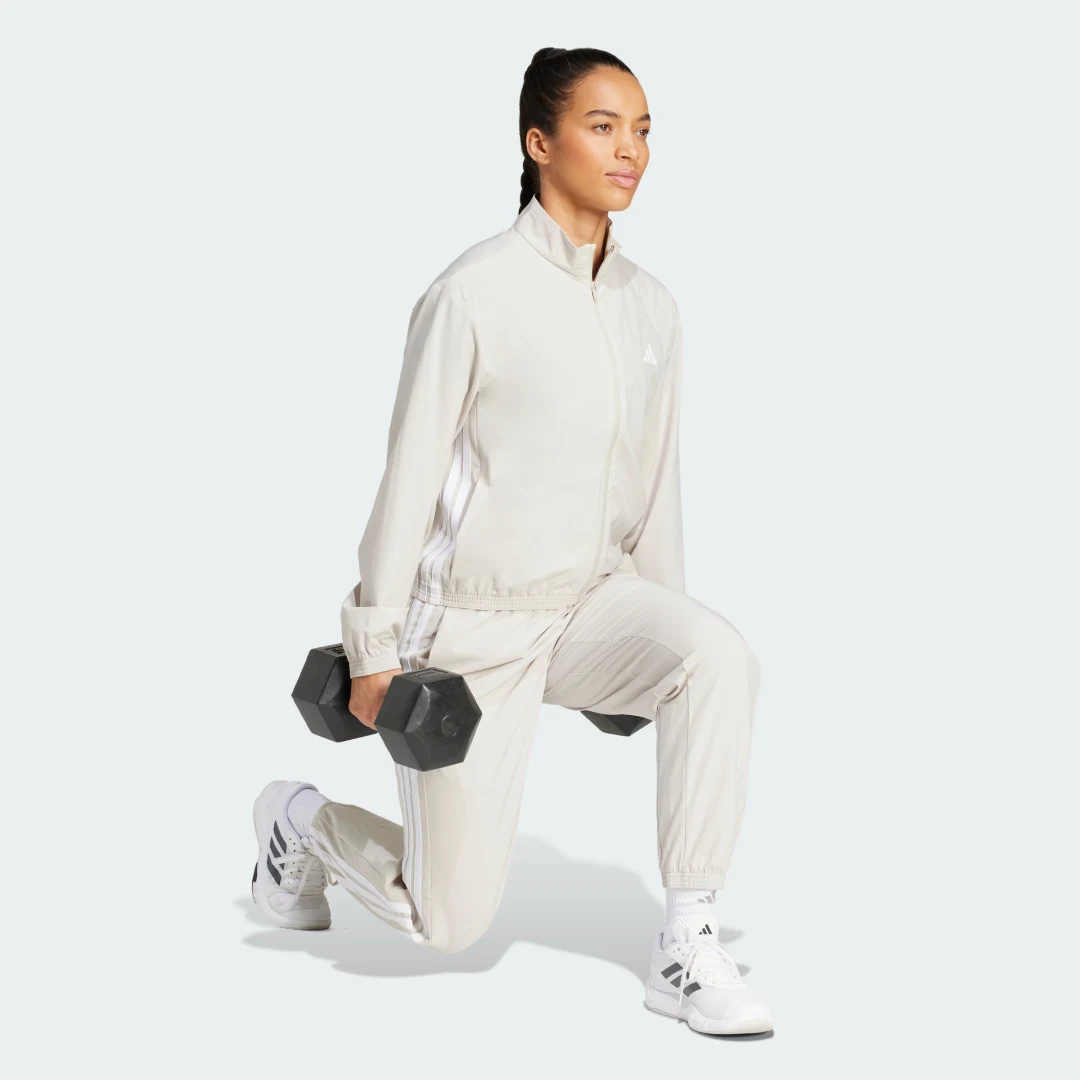 Detalle de Chaqueta Train Essentials Woven Warm-Up 3 bandas de Adidas — versátil y cómoda para entrenar y combinar