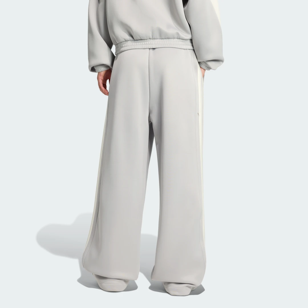 Detalle de Pantalón Stadium 3 bandas de Adidas: estilo y comodidad en gris