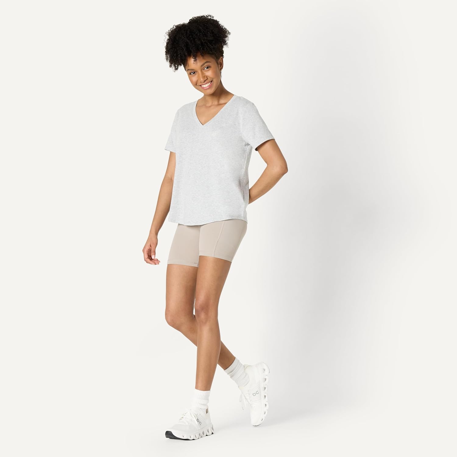 Thumbnail 4 de Amazon Essentials Damen Active Soft Cotton Leichtes Yoga-Workout-T-Shirt mit V-Ausschnitt und kurzen Ärmeln – Relaxed Fit