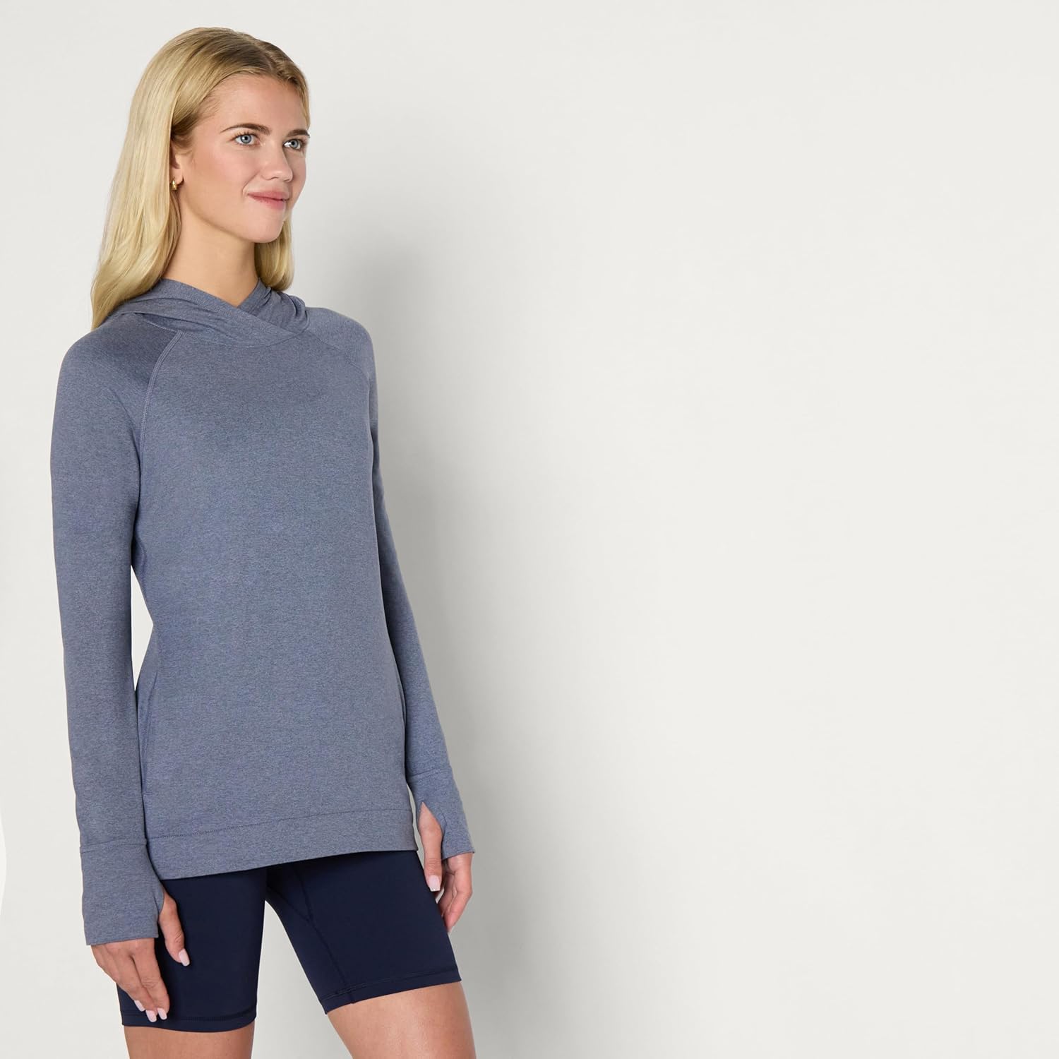 Thumbnail 1 de Amazon Essentials Women’s Athletic Soft Performance Lightweight Long-Sleeve Pullover Hoodie
