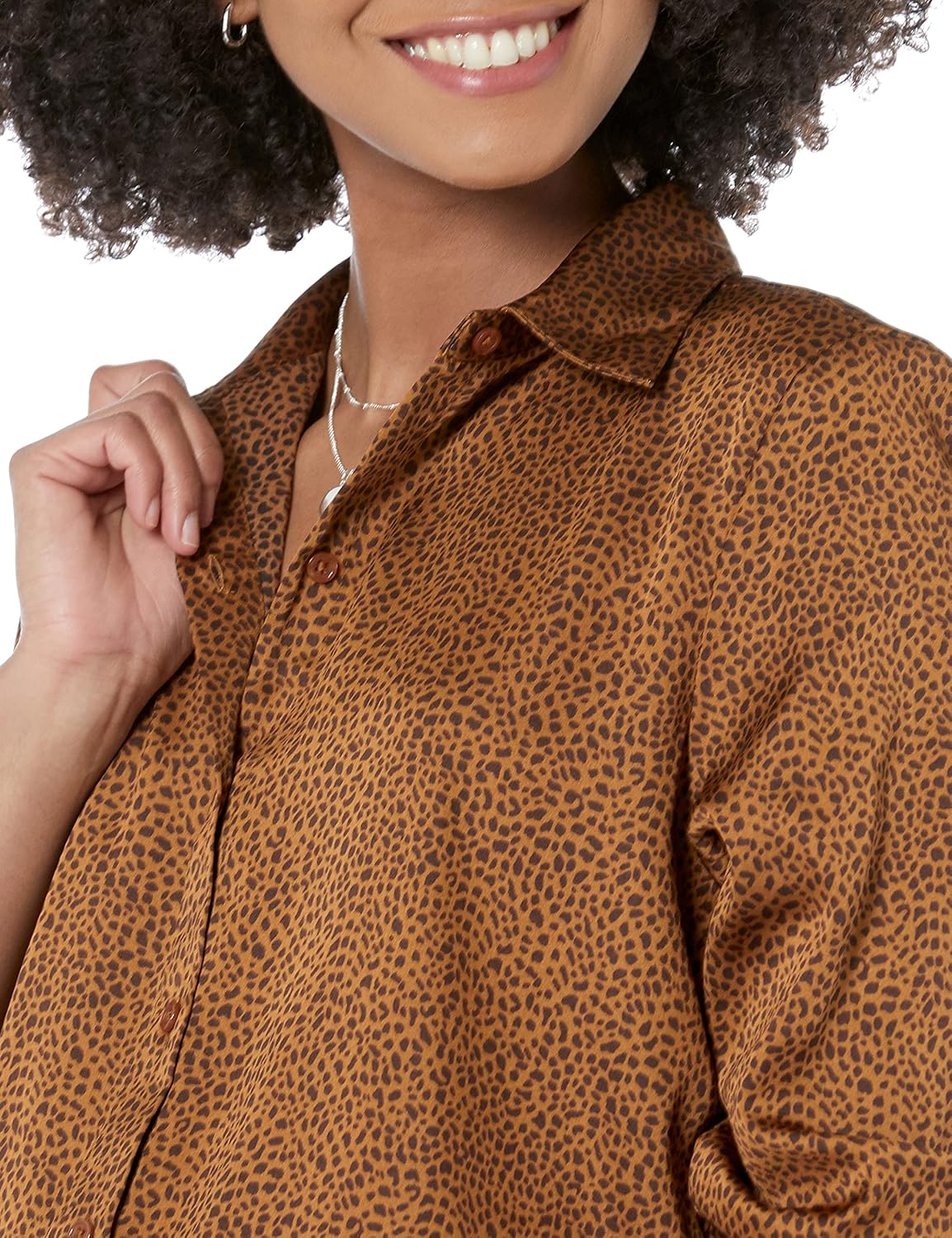 Thumbnail 3 de Amazon Essentials Women’s Regular-Fit Satin Button Down Blouse (Plus Size available)