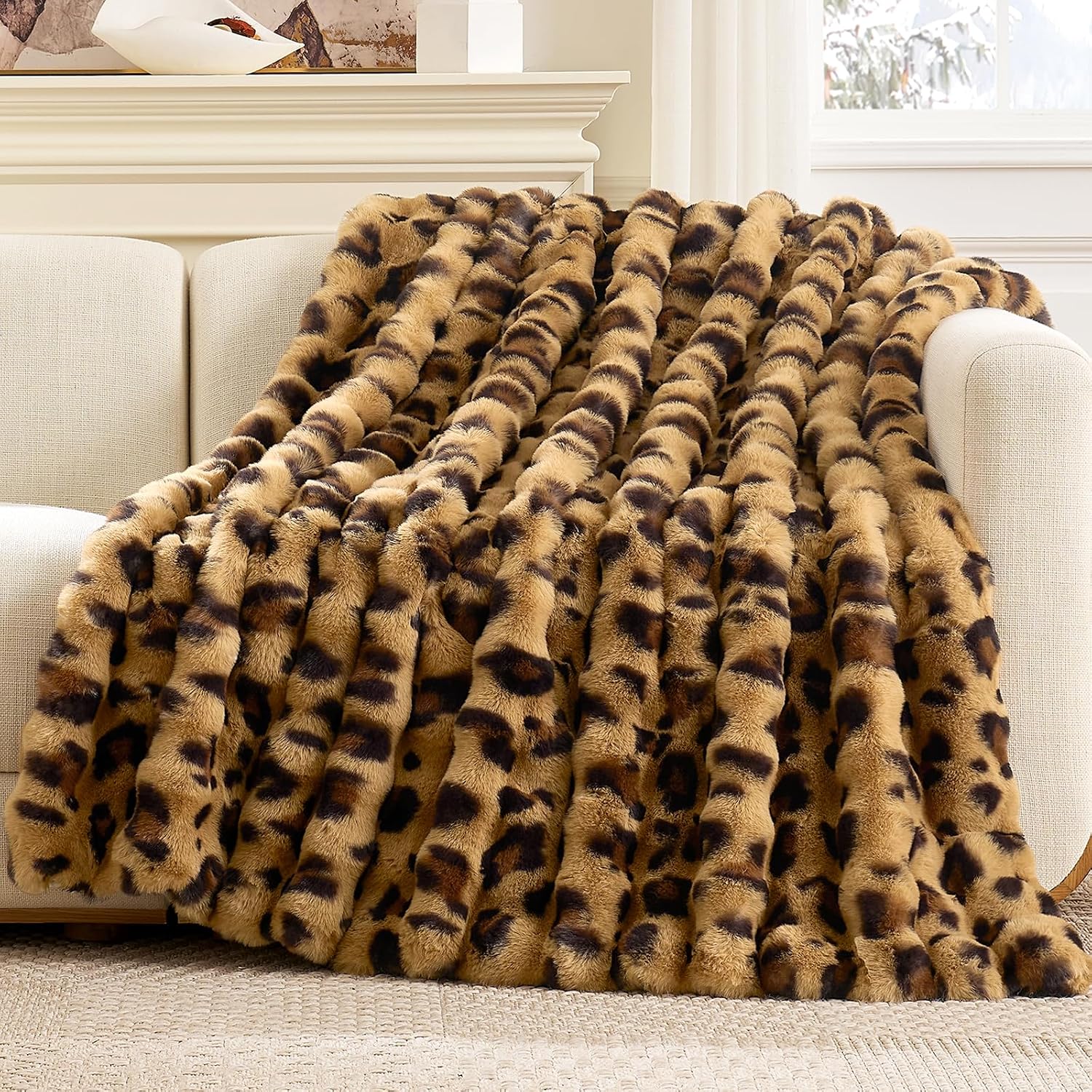 Detalle de Cozy Bliss Faux Fur Throw Blanket: Ultra-Soft Bubble Design for Couch and Bedroom