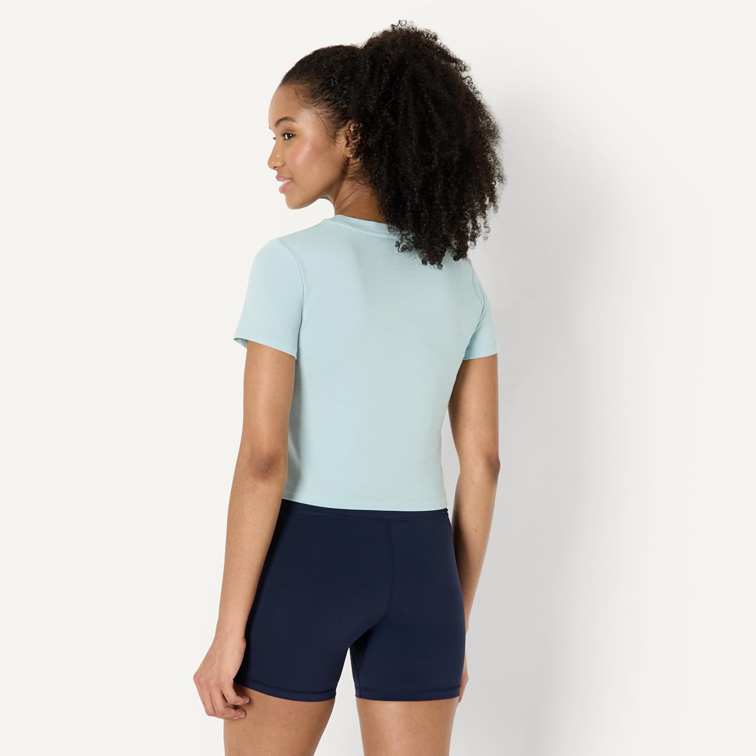 Thumbnail 2 de Amazon Essentials Women’s Active Soft Cotton Crewneck Cropped T-Shirt