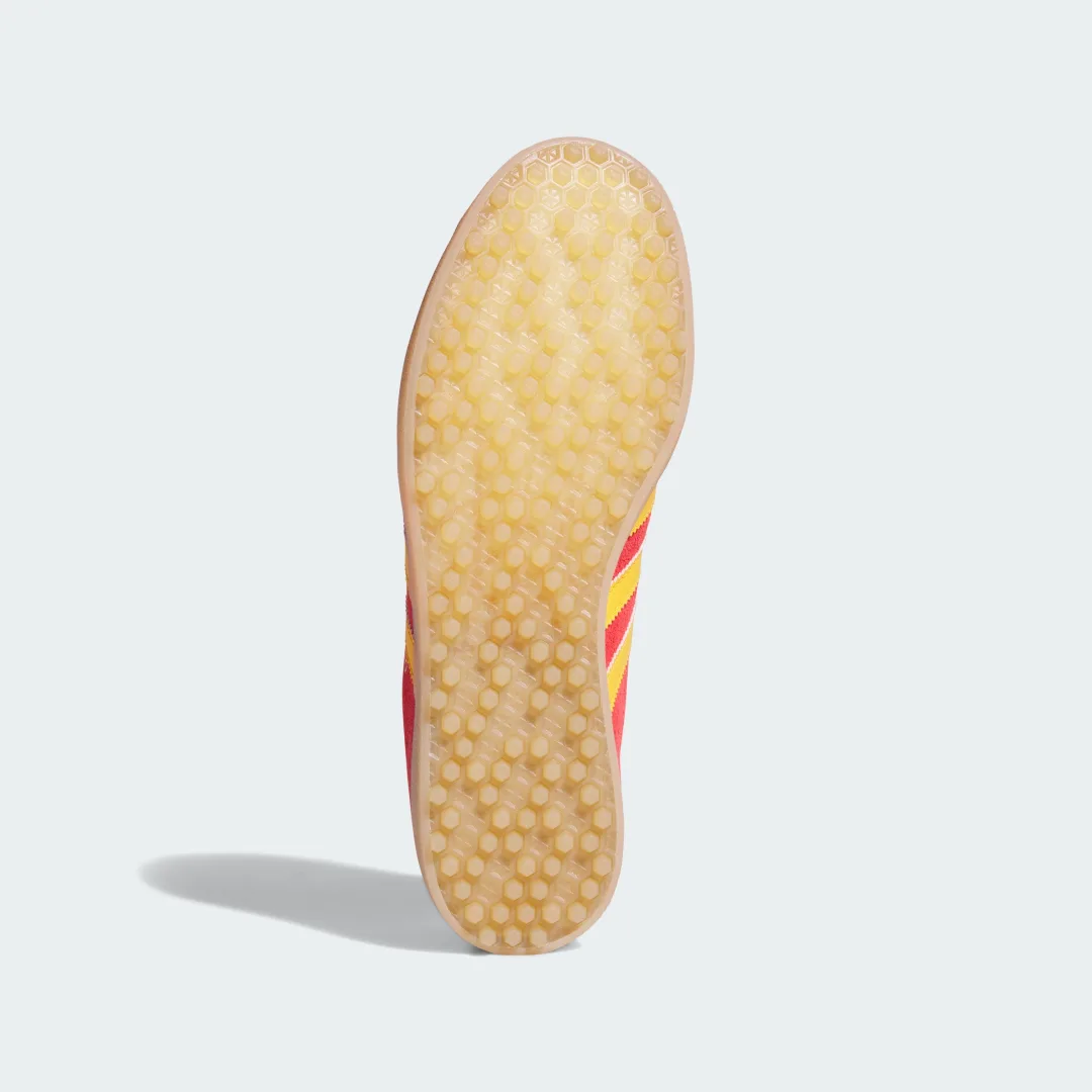 Detalle de Gazelle Spikeless de Adidas: zapatilla de golf cómoda y versátil para el campo