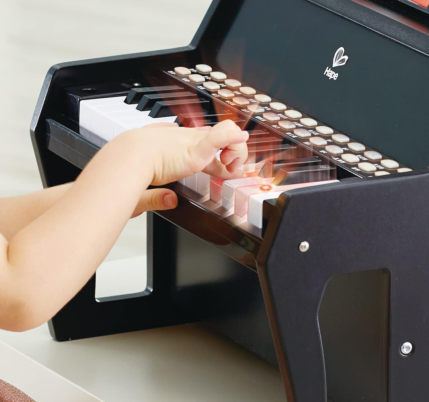 Detalle 2 de Hape Learn with Lights Piano: zwarte kinderpiano met 25 toetsen en lichttoetsen