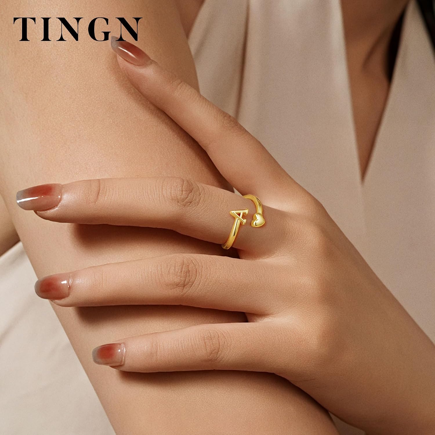 Detalle 2 de Anello TINGN con cuore e iniziali, oro 14K placcato, impermeabile, regolabile – regalo elegante per donna e ragazza
