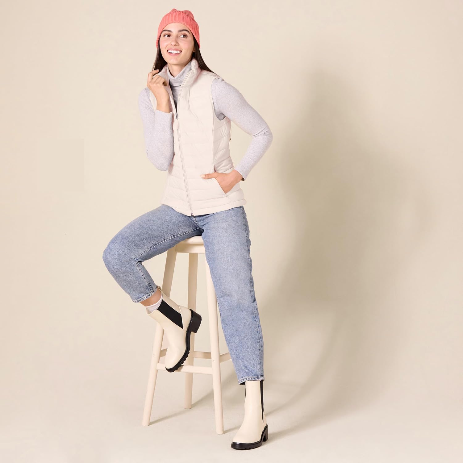 Detalle de Amazon Essentials Damen Leichte Wasserabweisende und Packbare Steppweste – Regular Fit