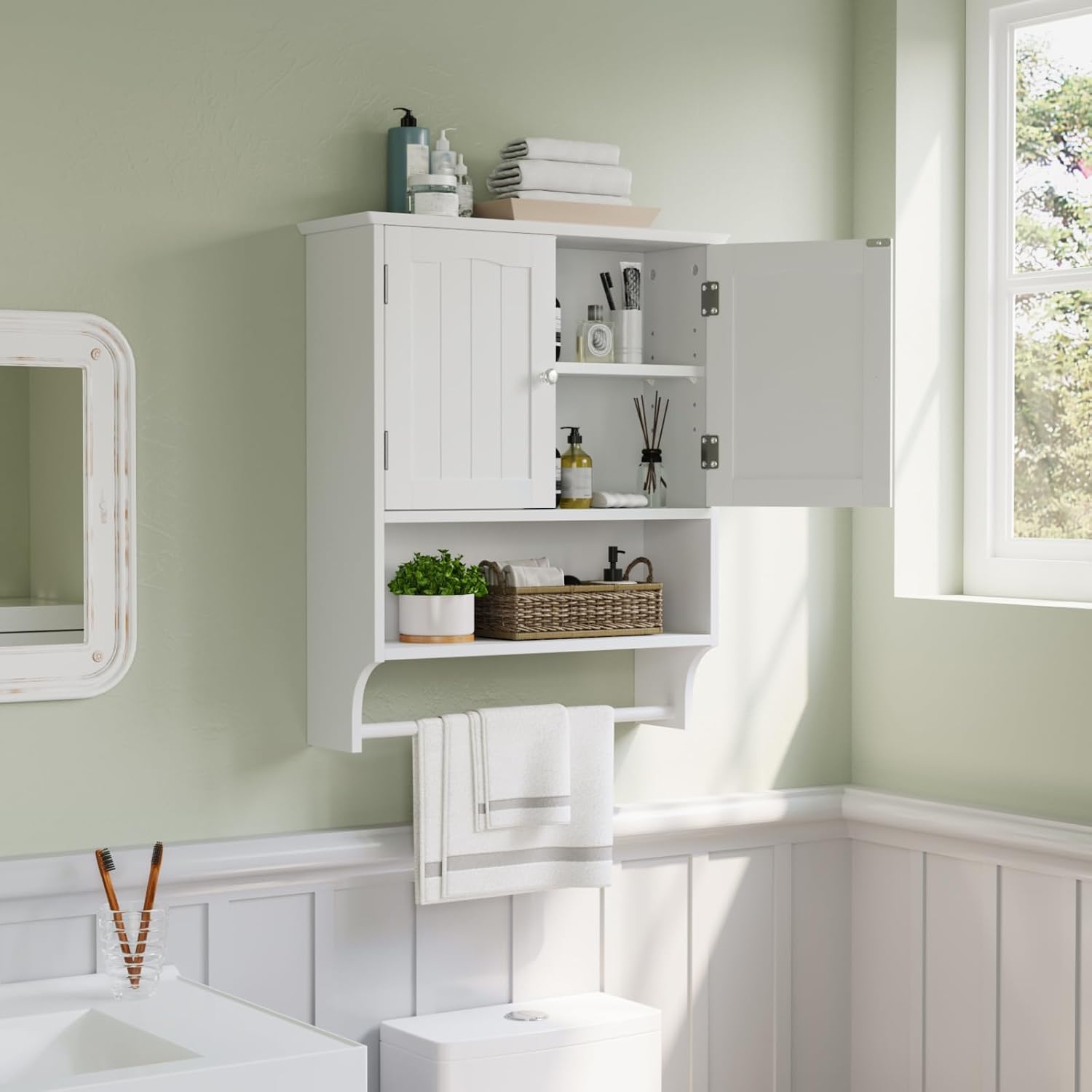 Detalle de Smuxee bathroom wall cabinet with towel bar, adjustable shelves and 2 doors