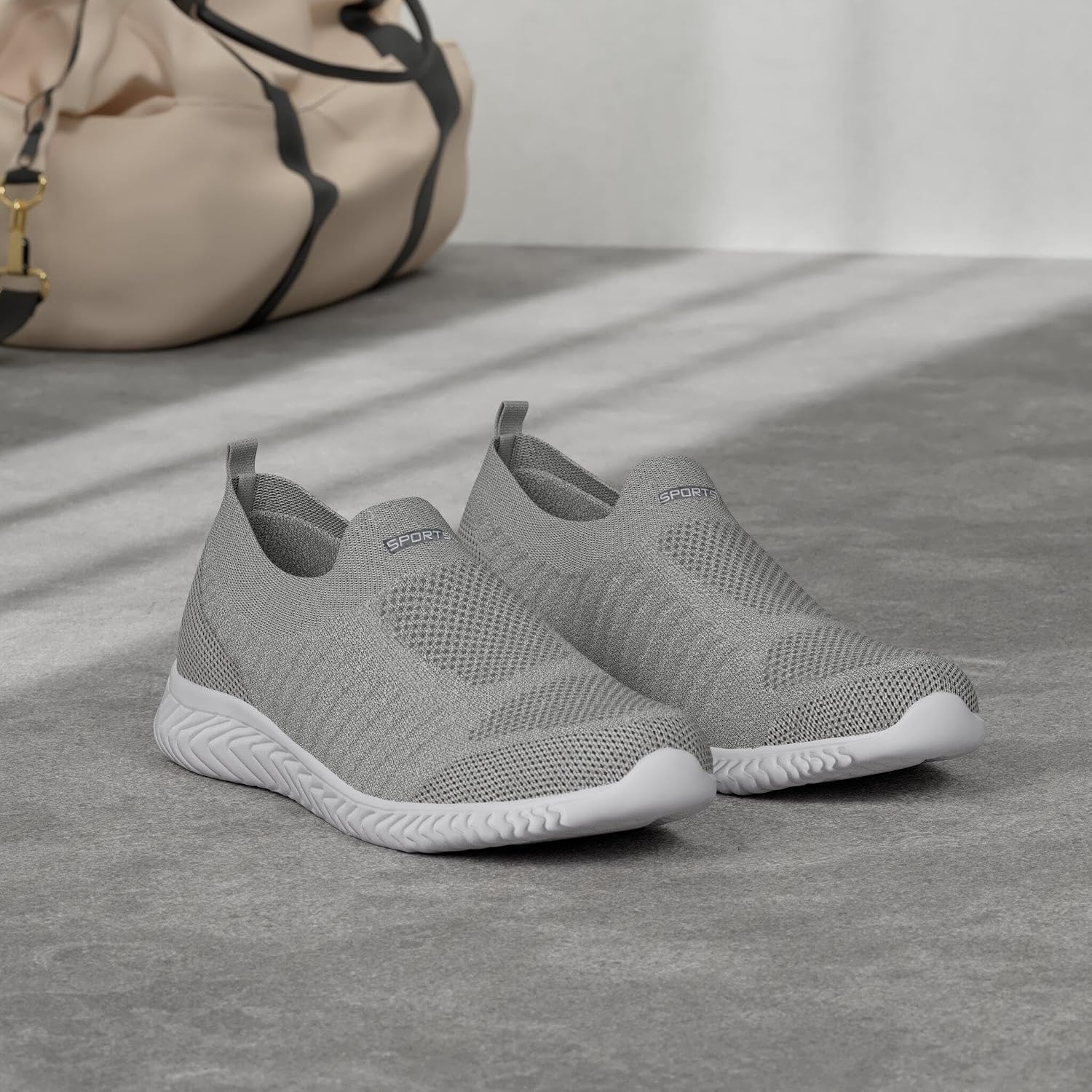 Detalle de HKR women’s slip-on trainers with memory foam for walking, gym and everyday wear