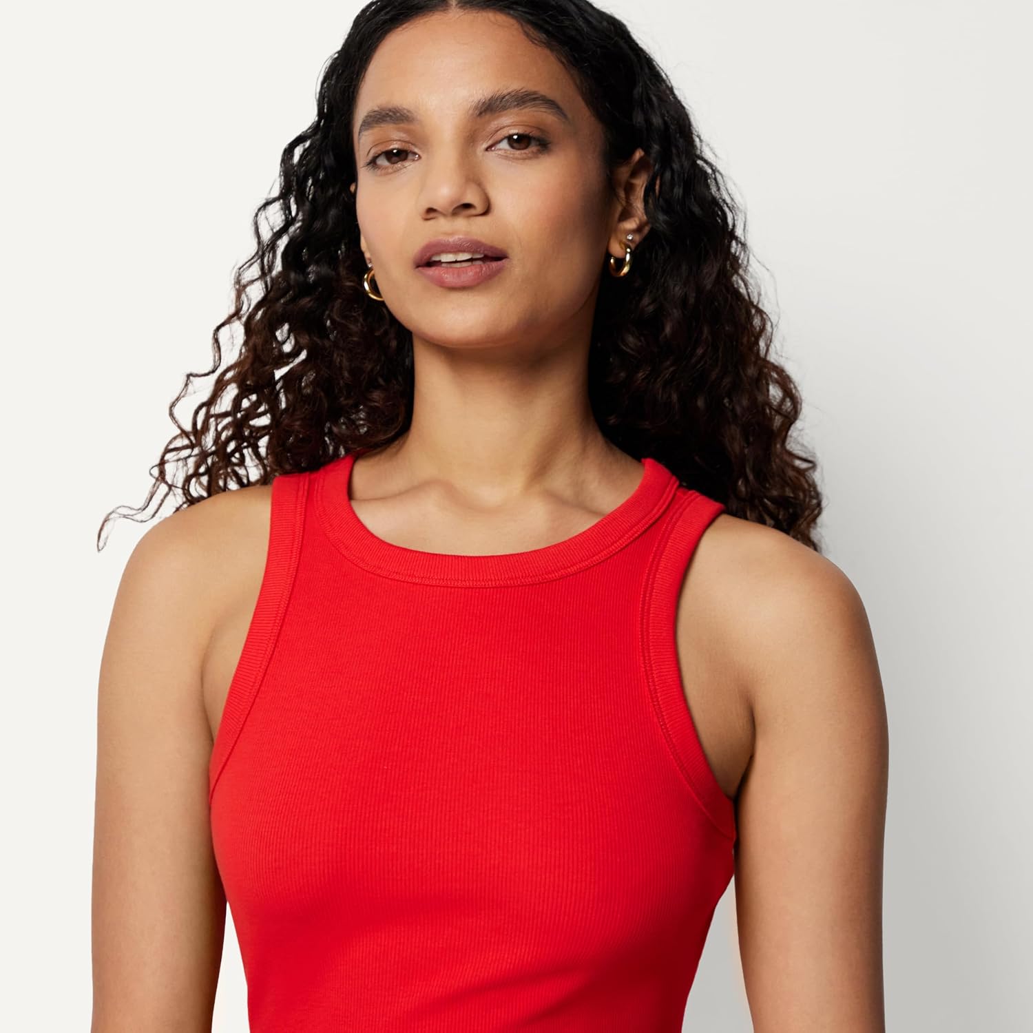 Detalle de Amazon Essentials Damen Slim-Fit-Tanktop mit Rippstrick – vielseitiges Oberteil aus Baumwollmischung