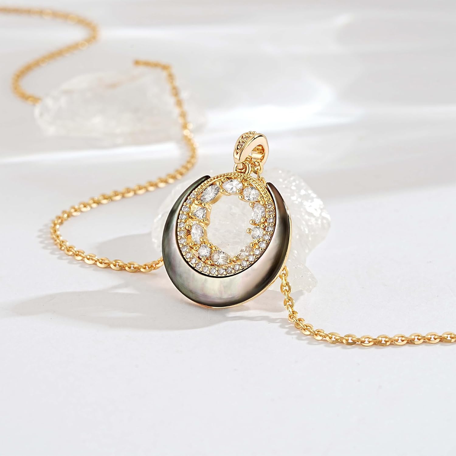 Detalle de Jenosy Gold Halsketten für Damen – 18K vergoldete Kette mit Medaillon Anhänger (45–50 cm)