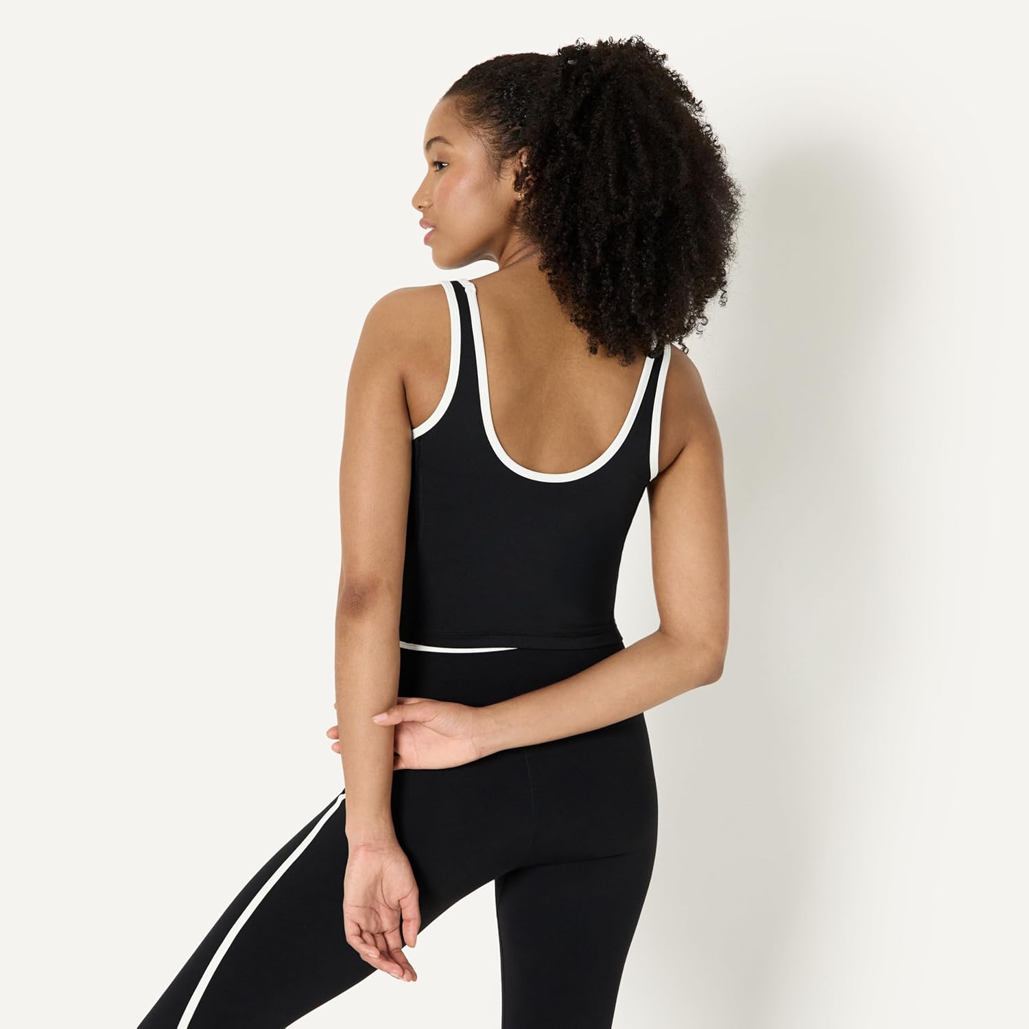 Detalle de Amazon Essentials Women's Active FormFlex Buttery Soft Light Support Crop Tank with Bra