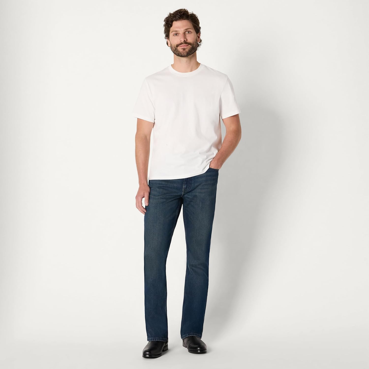 Thumbnail 2 de Amazon Essentials Herren Straight-Fit Bootcut-Jeans mit geringem Stretchanteil – robuster Denim trifft zeitlose Silhouette