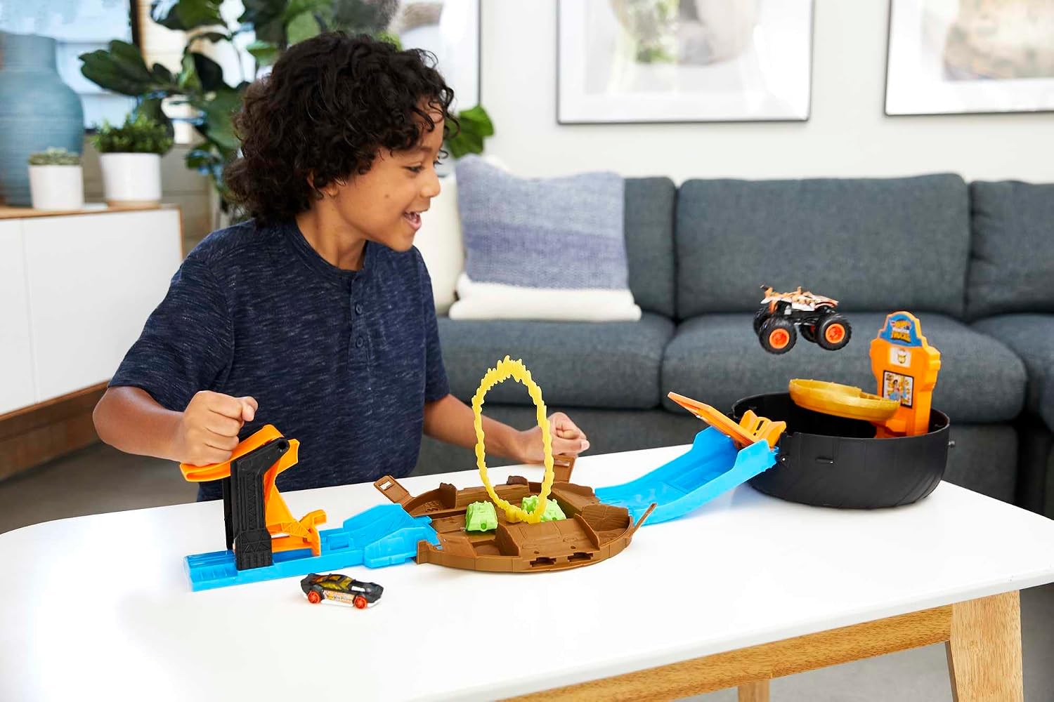 Detalle 2 de Hot Wheels Monster Trucks Pista Acrobacias con 3 Vehículos 🚙
