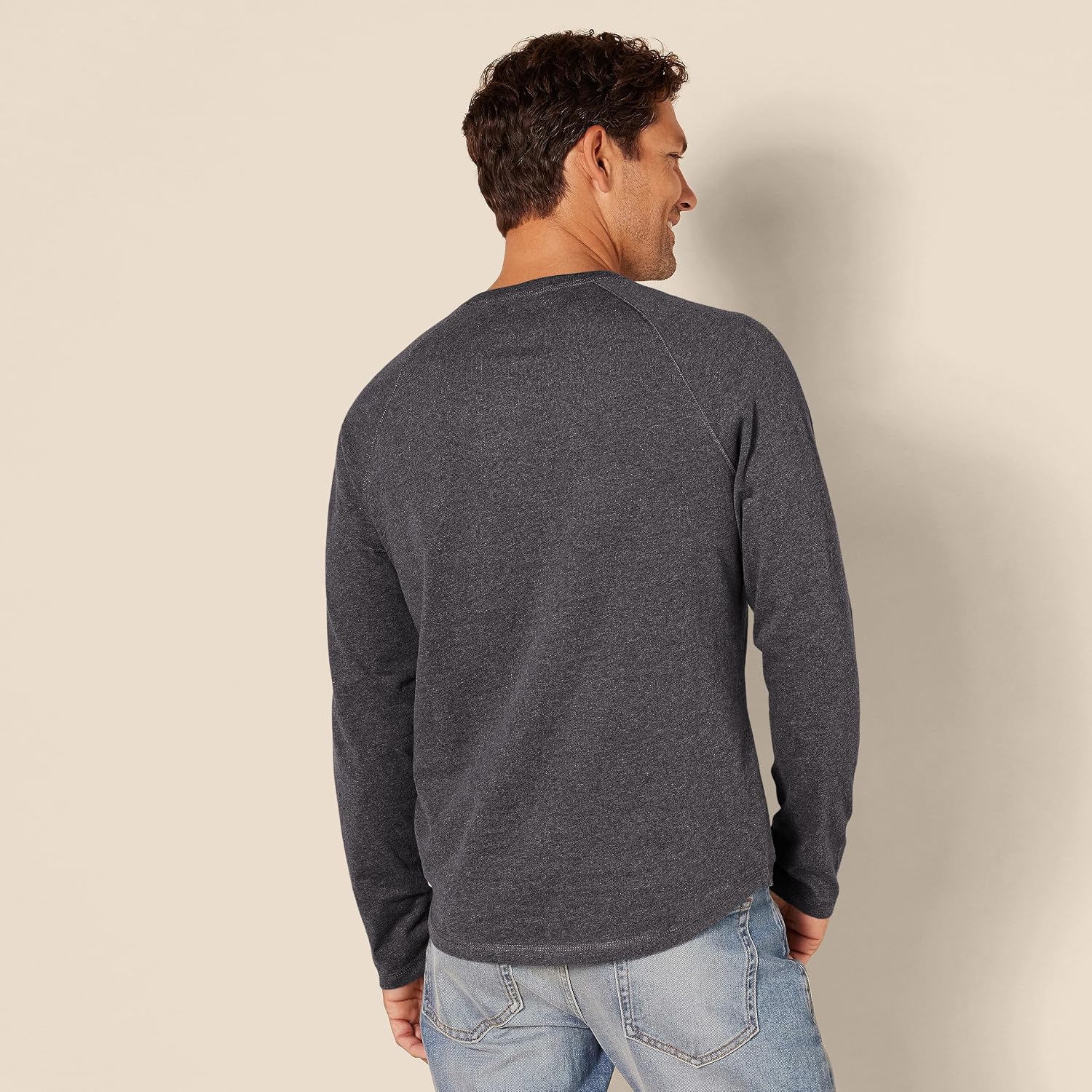 Detalle 2 de Amazon Essentials Men’s Slim-Fit Long-Sleeve Henley Shirt