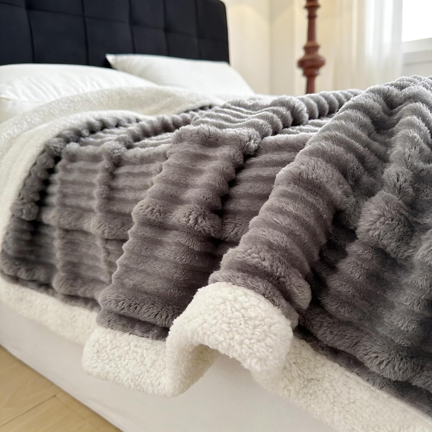Thumbnail 5 de Generic Sherpa Fleece Throw Double Size 150x200cm in Dark Grey – super-soft striped reversible blanket