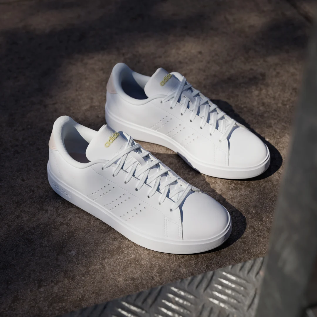 Detalle 2 de Zapatilla Advantage 2.0 de Adidas: comodidad diaria con estilo limpio en blanco