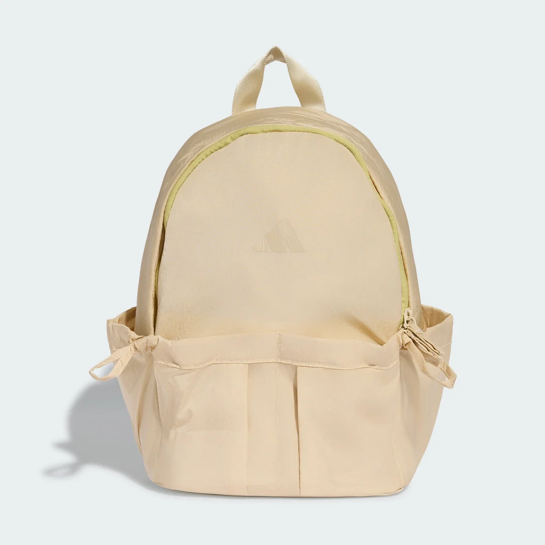 Detalle de Mochila Glow de Adidas لدى color beige: versátil y práctica para el día a día