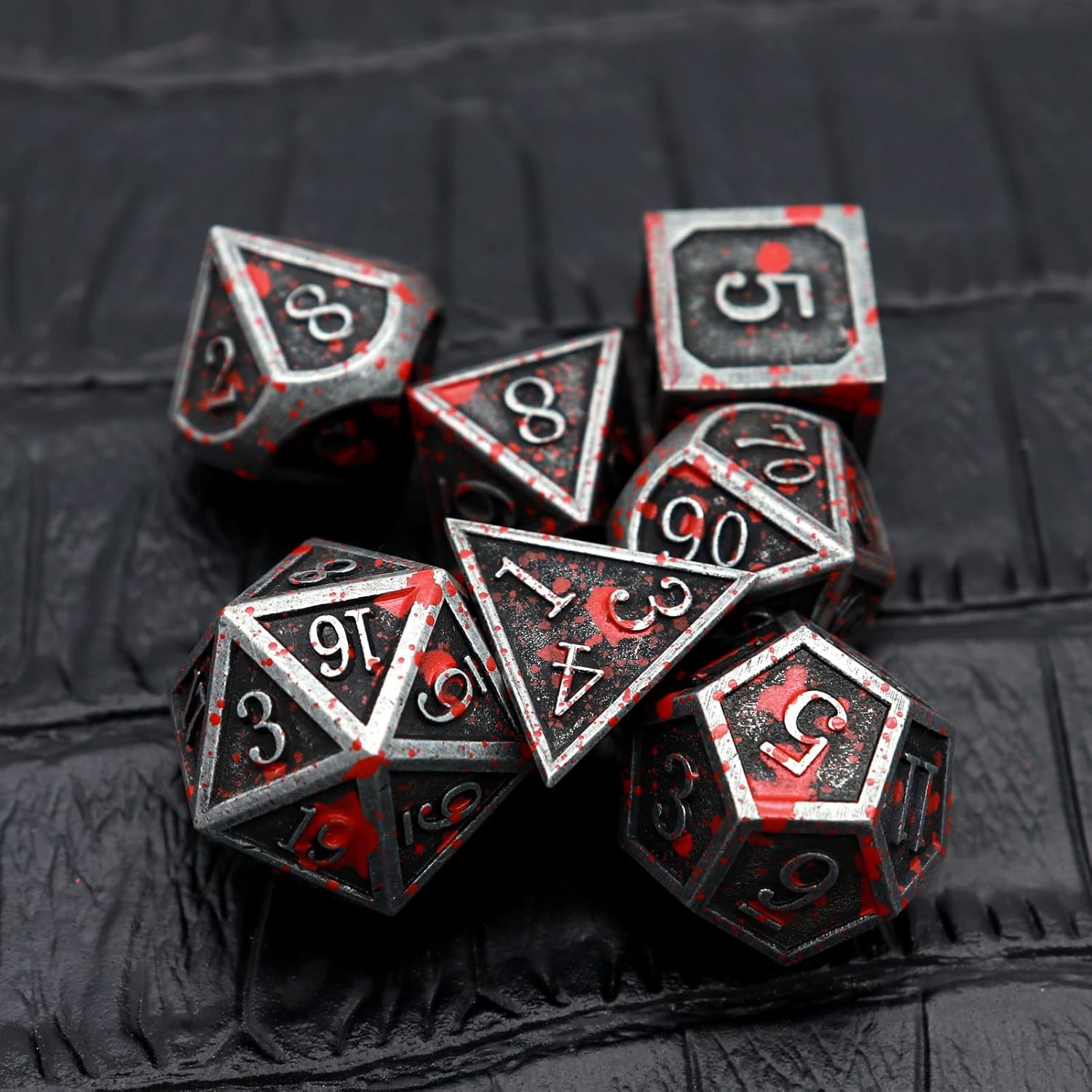 Detalle de Haxtec Bloodstained Metal DND Dice Set (7 pcs) with Leather Dice Bag