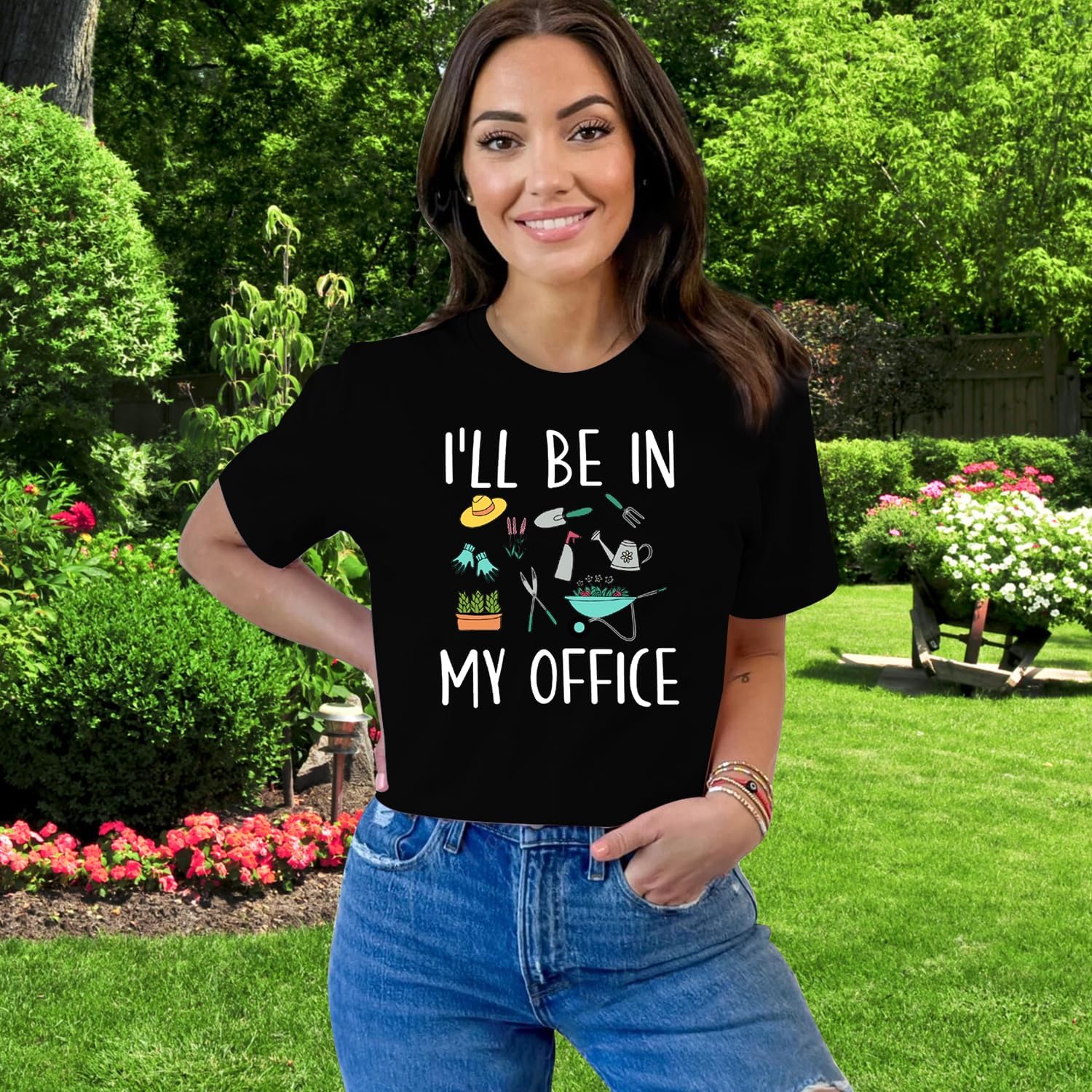 Detalle 2 de Qskall Garden women’s plant lover T-shirt with “I’ll Be in My Office” slogan