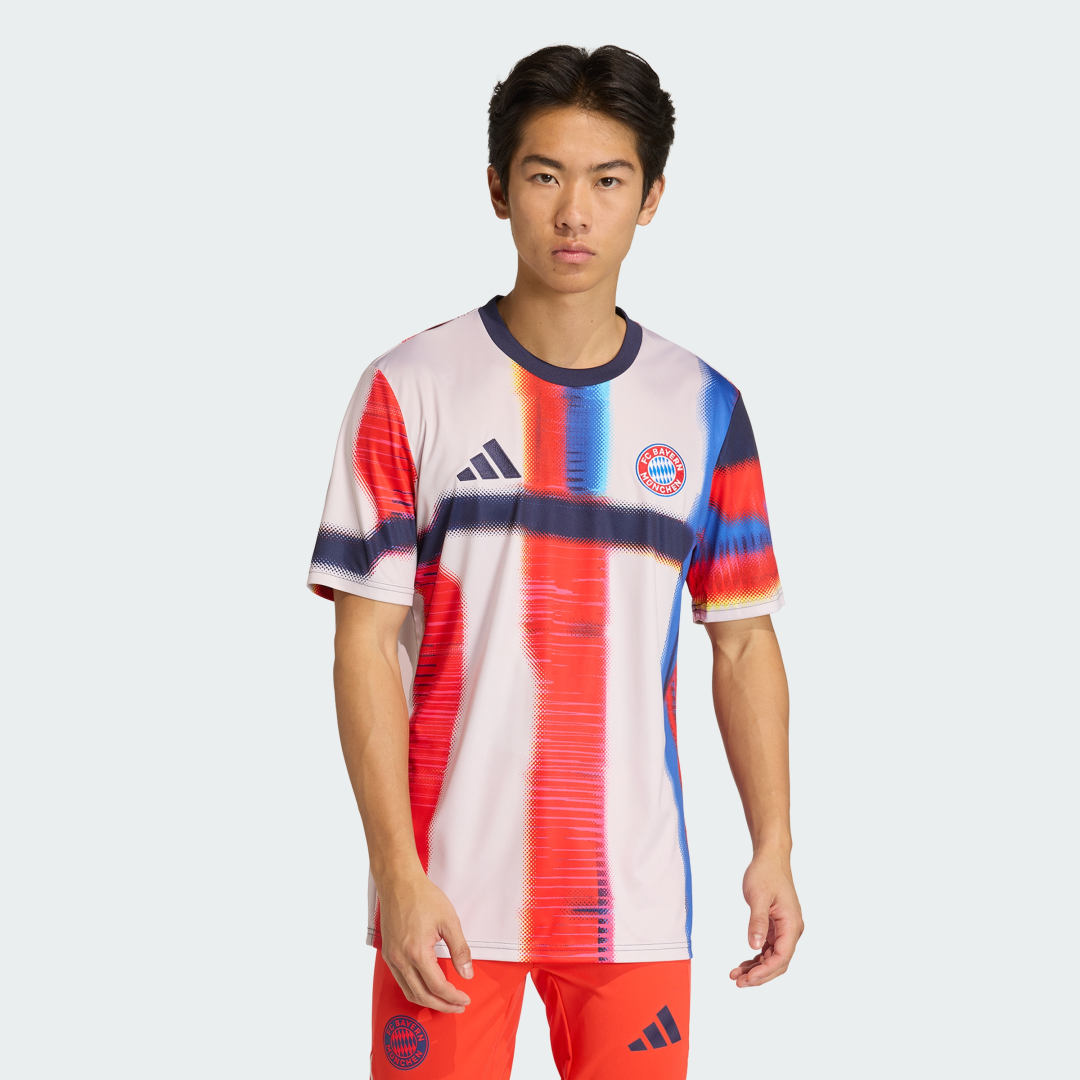 Detalle de Camiseta de calentamiento FC Bayern SS26 de Adidas – azul