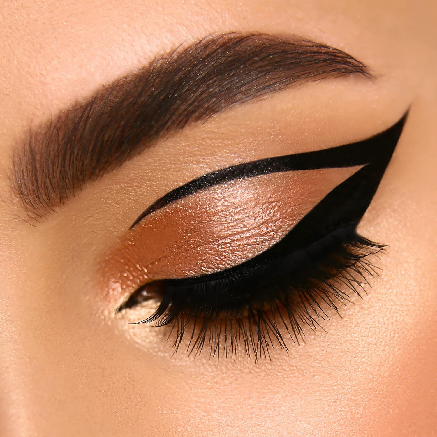 Detalle de Sheila Cosmetics Overnight Ink Liner: Eyeliner a penna waterproof con punta in feltro, 01 Deep Black