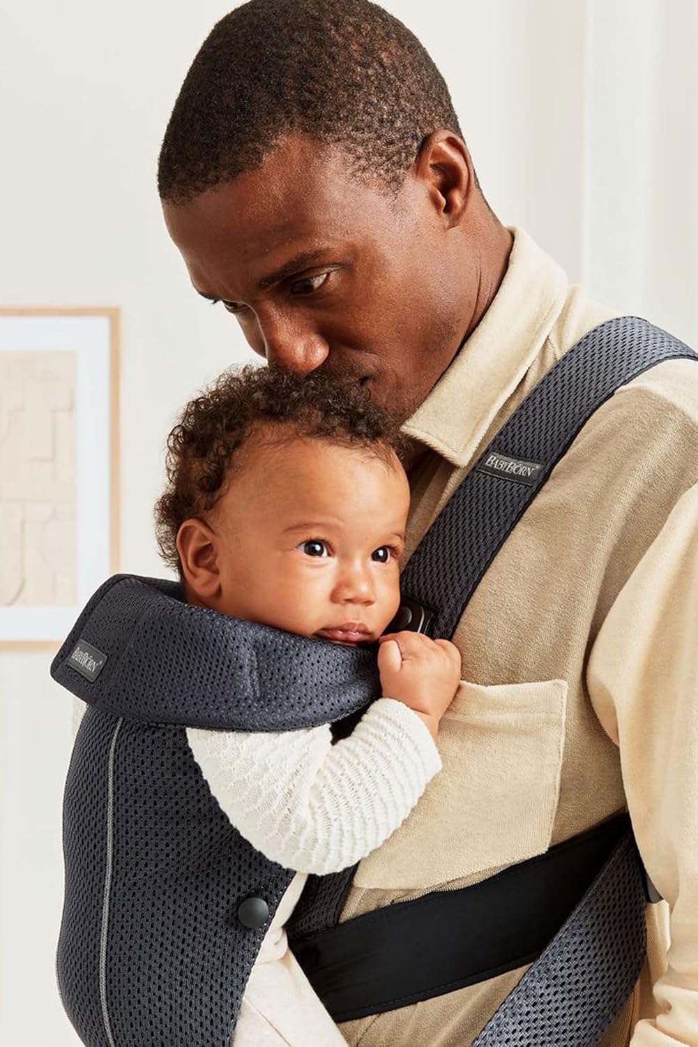Detalle 2 de BABYBJÖRN Baby Carrier Mini, 3D Mesh, Anthracite – practical first carrier for newborns