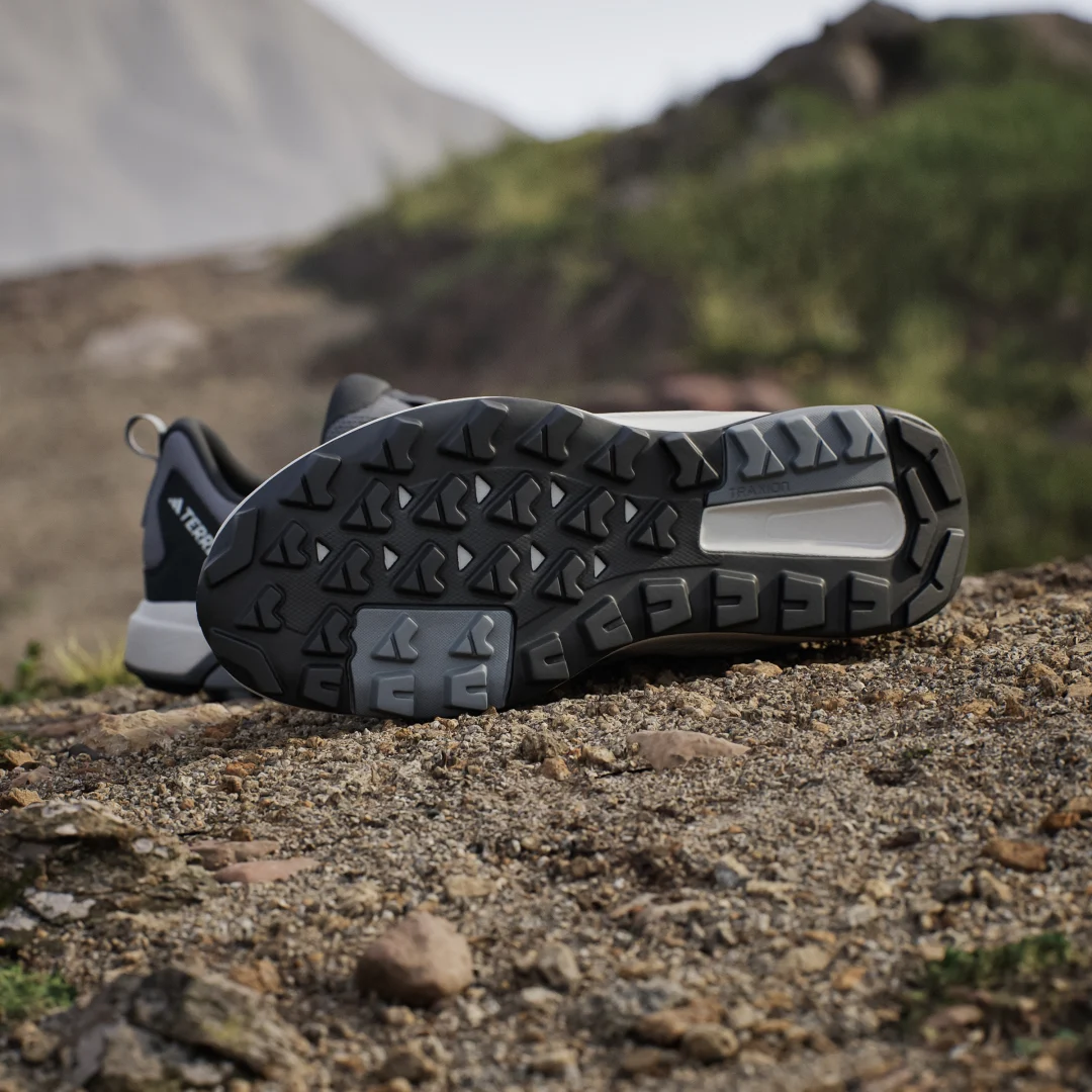 Detalle de Adidas Terrex Anylander Hiking: zapatilla de senderismo en Gris para rutas moderadas