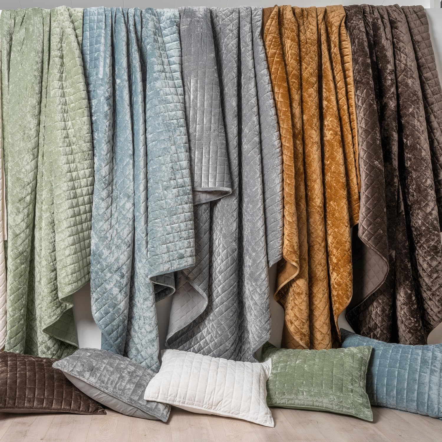 Detalle 2 de RECYCO Luxury Velvet Quilt Set King Size in Walnut Brown