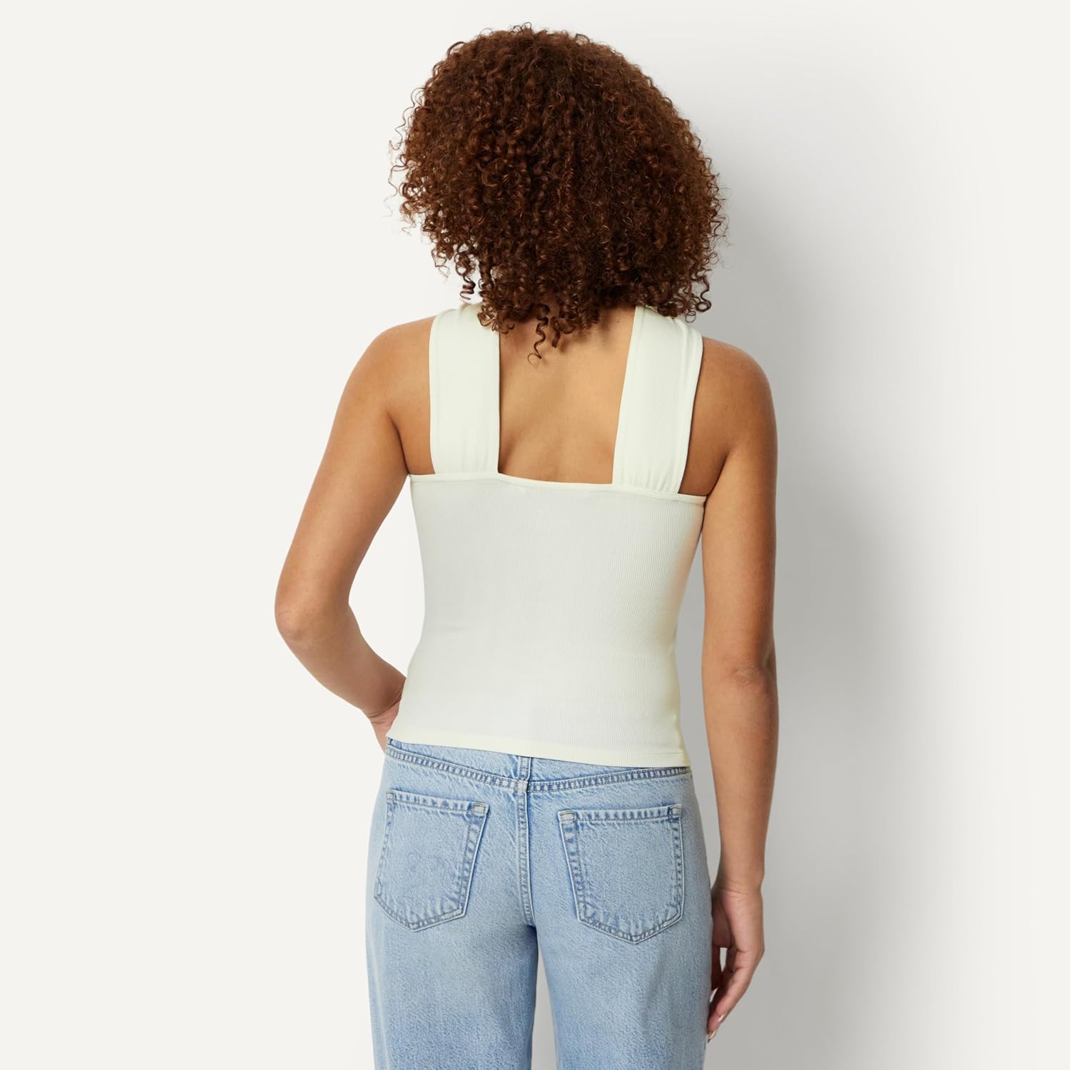 Detalle 2 de Amazon Essentials Women's Slim-Fit Ribbed Halter Neck Top with Resin Detail