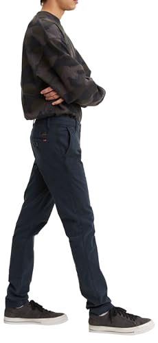 Detalle de Levi's XX Chino Slim II en Baltic Navy: pantalón chino casual con caída ajustada