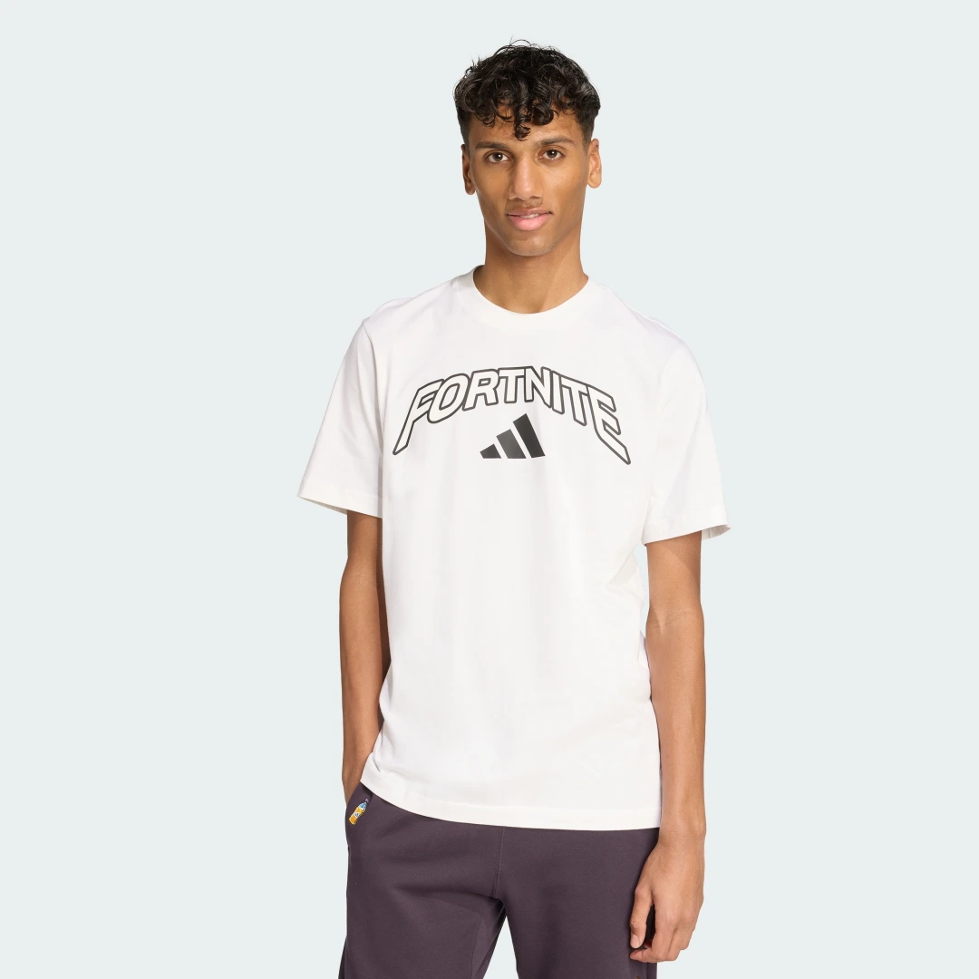 Detalle de Camiseta estampada adidas X Fortnite – Blanco, estilo y juego en una sola prenda