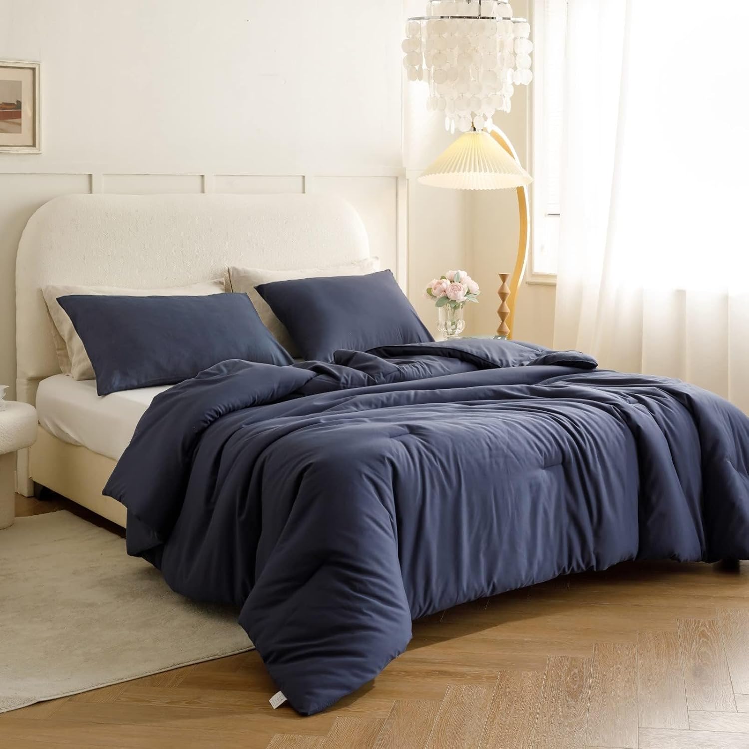 Detalle 2 de ROSGONIA Super King Plus Comforter, 128 x 120-Inch Navy Blue