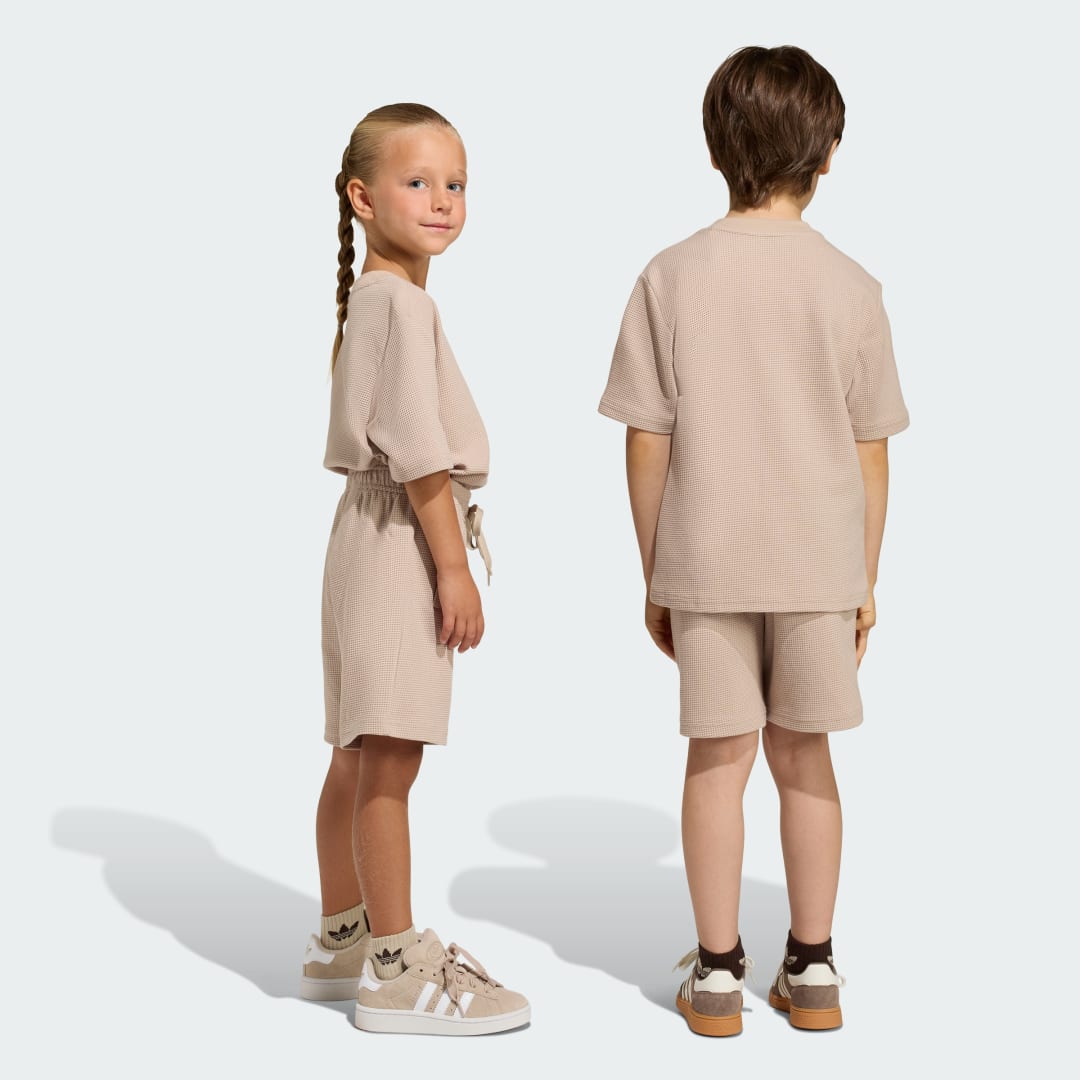 Thumbnail 1 de Conjunto holgado de pantalón corto y camiseta gofrados de Adidas en beige