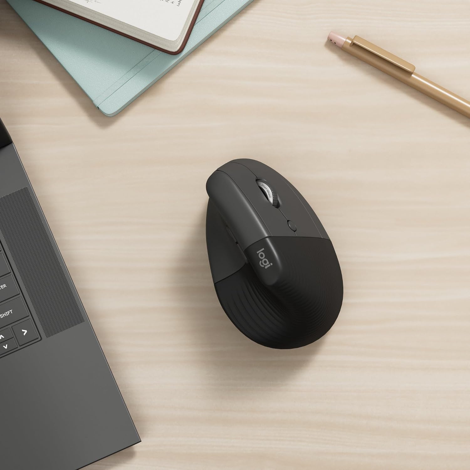 Detalle 2 de Logitech Lift mouse ergonomico verticale senza fili con ricevitore Bluetooth o Logi Bolt USB, 4 tasti, click silenziosi – grigio