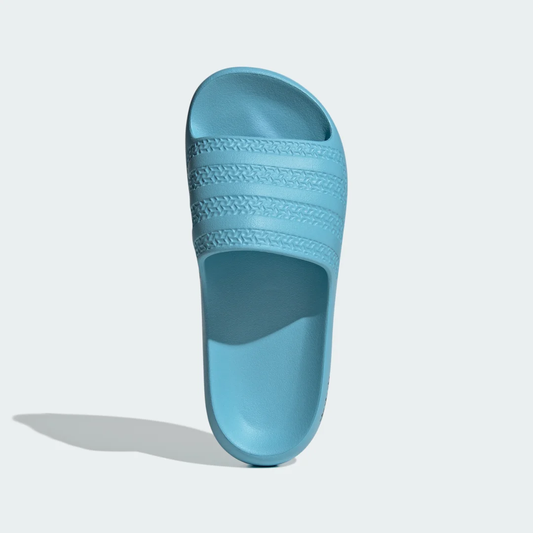 Detalle 2 de Adidas Adilette Ayoon en azul: comodidad de vestir y usar para tus días de playa o piscina