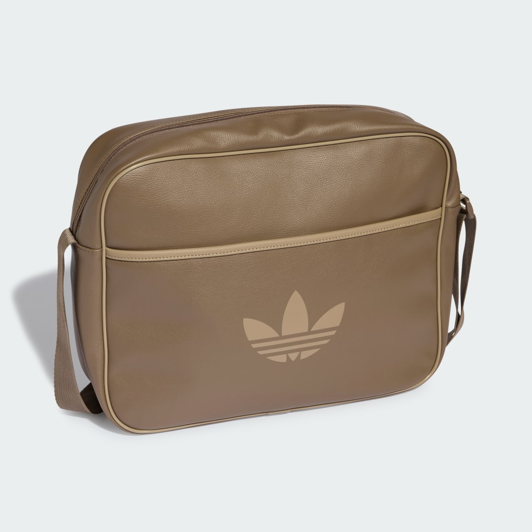 Detalle de Bolso Airliner de Adidas: práctico, en color Marrón y pensado para uso diario