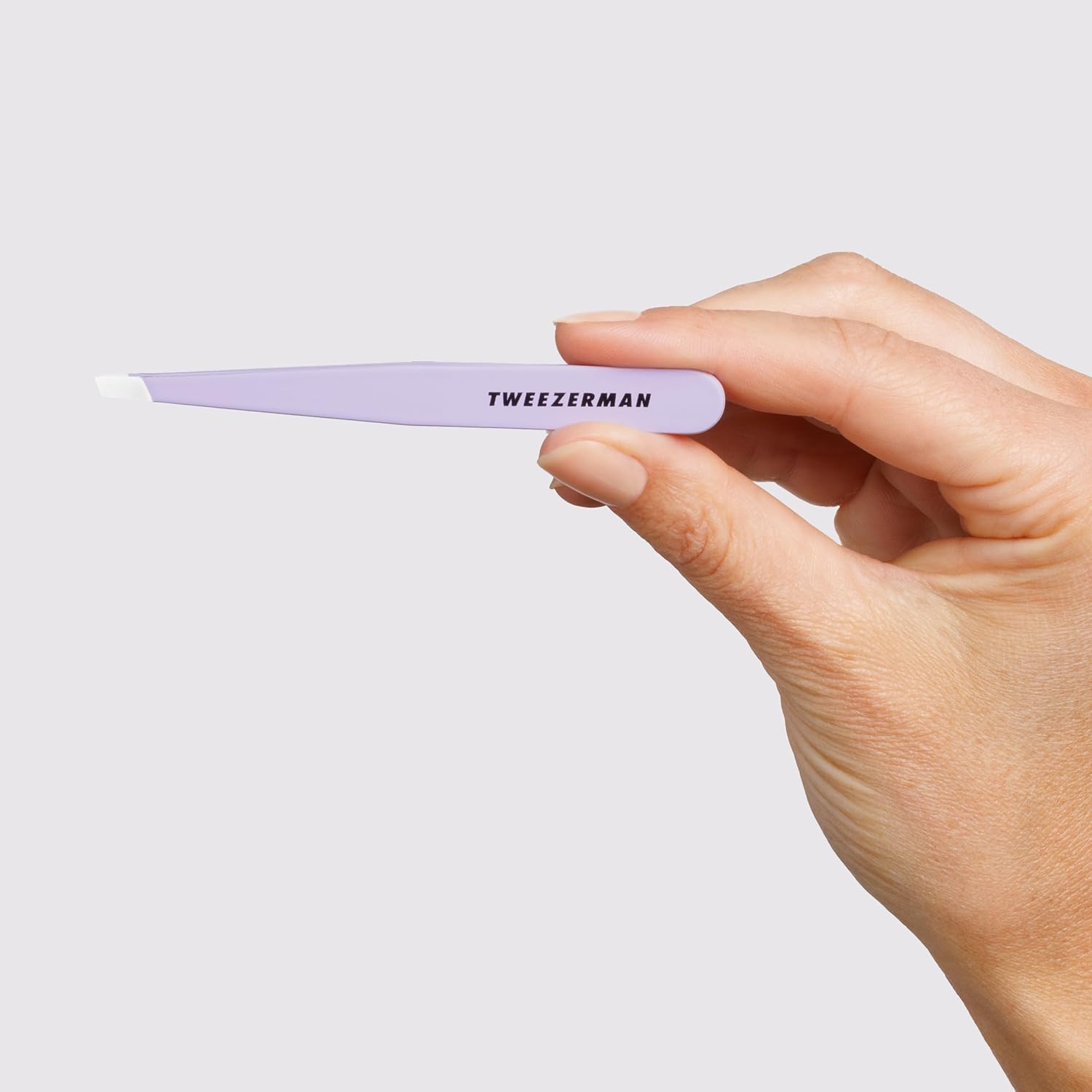Detalle de TWEEZERMAN Slant Tweezer for Eyebrows, Lavender Stainless Steel, 25° Tip