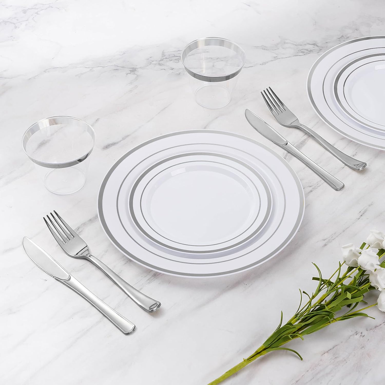 Detalle de Goodluck 600-Piece Disposable Silver Plates Set for 100 Guests