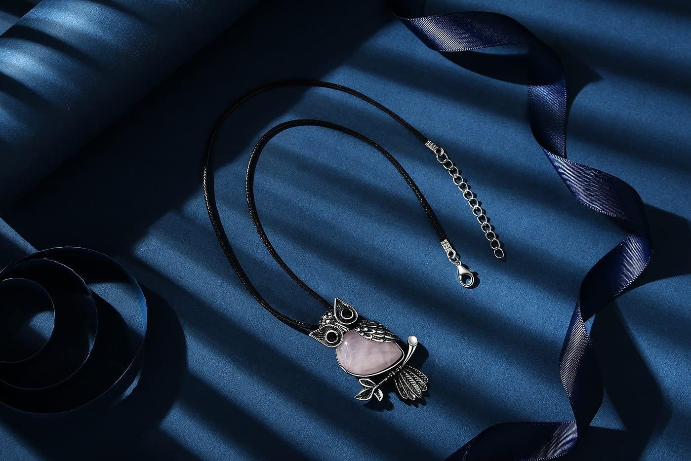 Detalle de XIANNVXI Crystal Owl Necklace with Rose Quartz