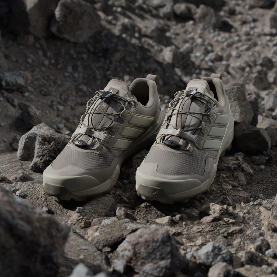 Detalle de Adidas Terrex Skychaser GORE-TEX Hiking: zapatilla de trekking impermeable en Beige
